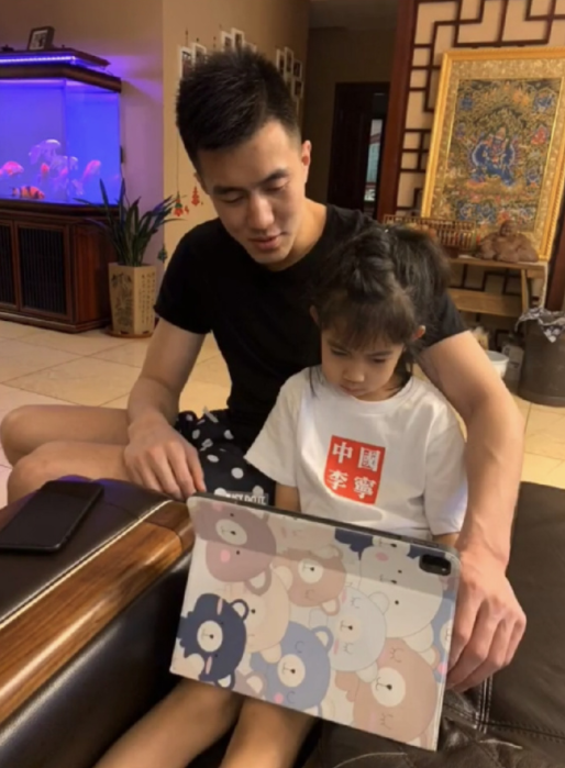 郭士强女儿与郭艾伦甜蜜合照