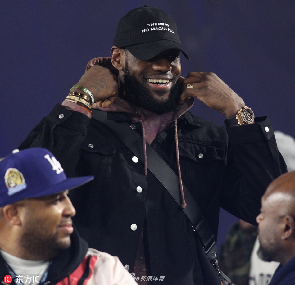 詹姆斯潮装现身NFL赛场 麦基比斯利亮相