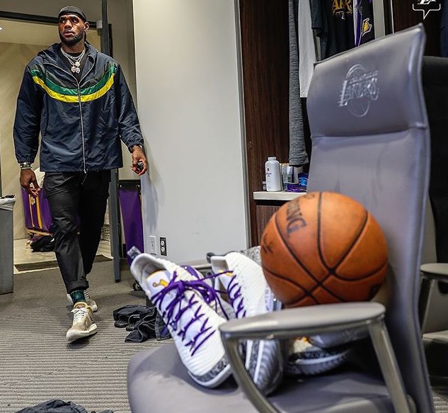 詹姆斯收藏超越乔丹比赛用球 这一时刻让他落泪