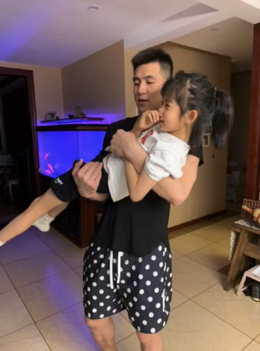 郭士强女儿与郭艾伦甜蜜合照