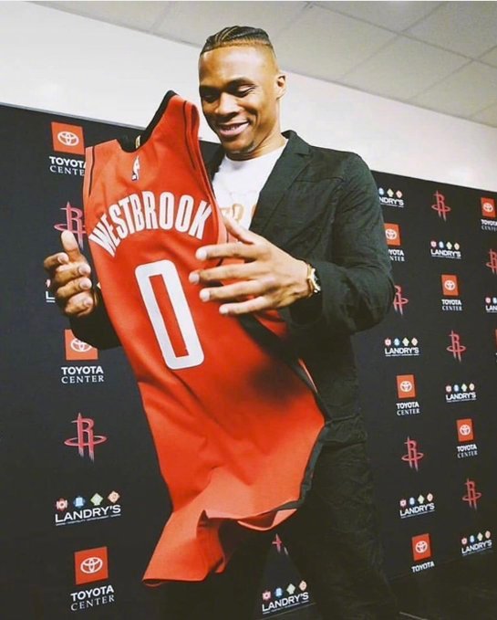 发带神龟亮相！威少正式披上火箭战袍！这造型给打几分？