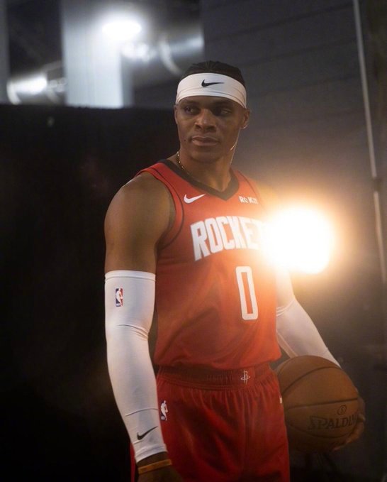 发带神龟亮相！威少正式披上火箭战袍！这造型给打几分？