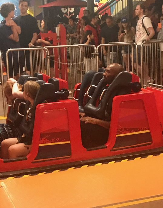 科比夫妇迪士尼狂撒狗粮！瓦嫂这一吻太甜了