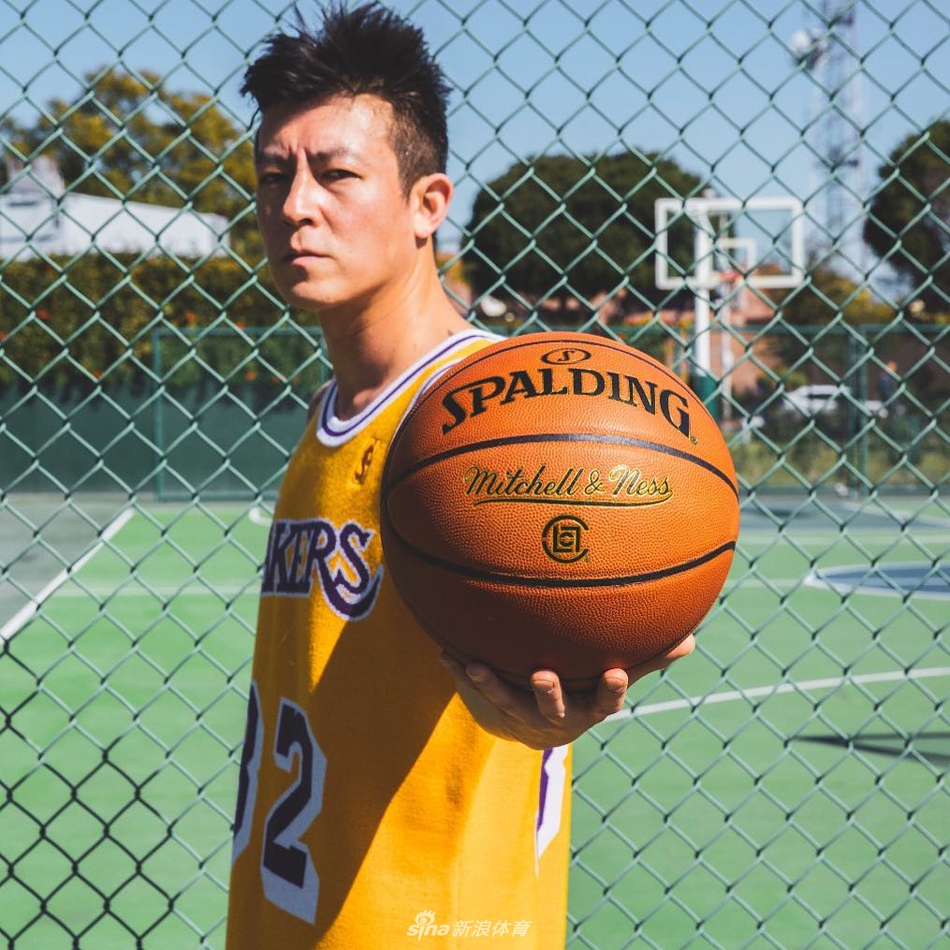 新时代伯德大战魔术师！欧阳娜娜为陈冠希当模特