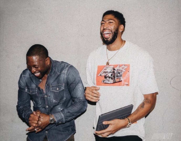 浓眉韦德大笑不止