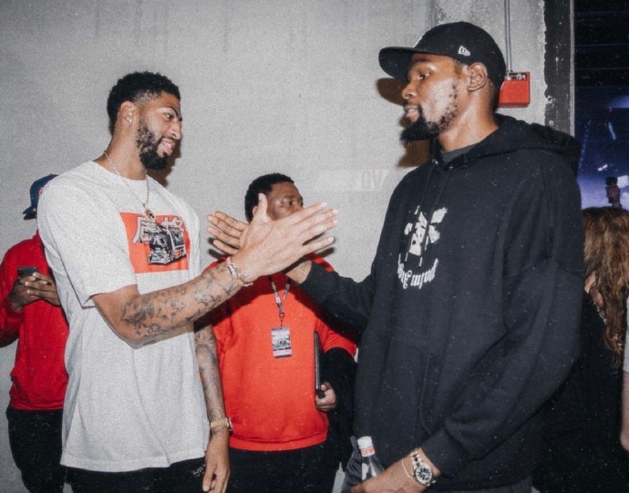 浓眉与杜兰特在这里相遇了！一起的还有韦德！