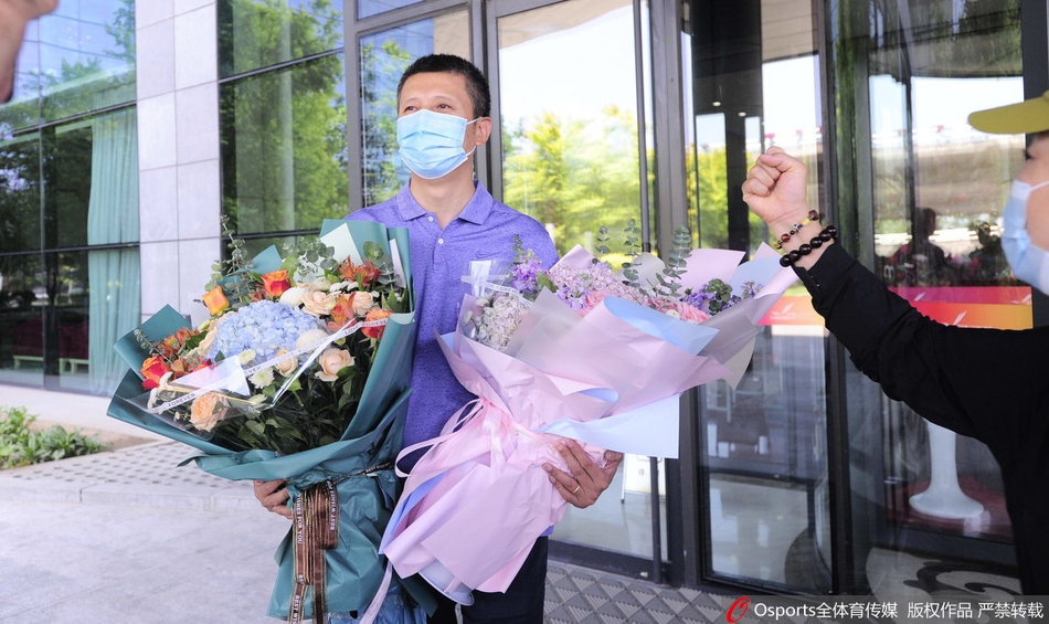 郭士强辞职返回沈阳 家乡球迷机场迎接