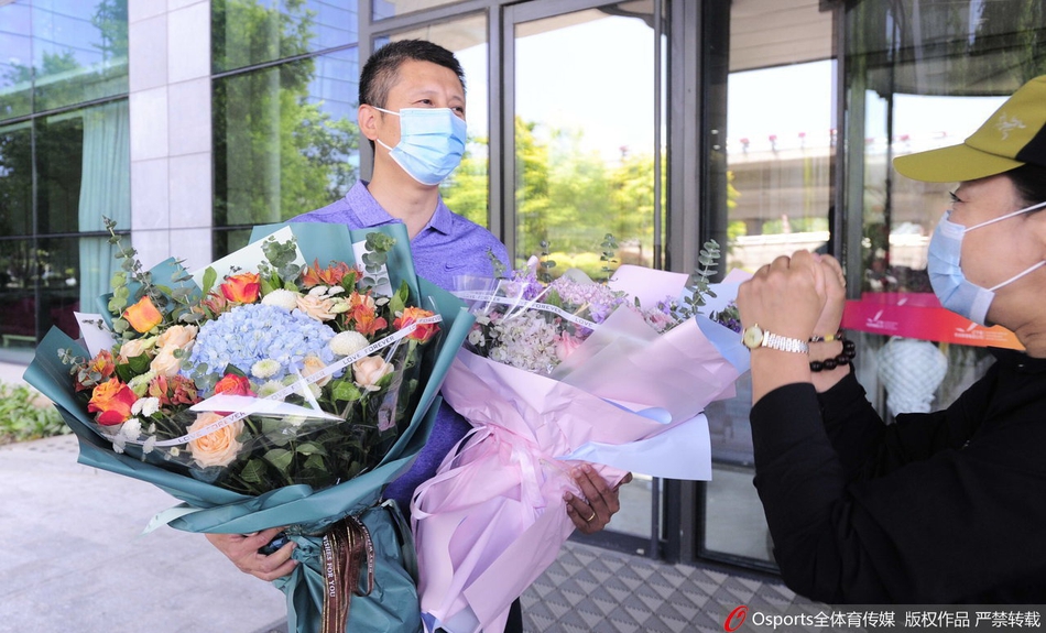 郭士强辞职返回沈阳 家乡球迷机场迎接