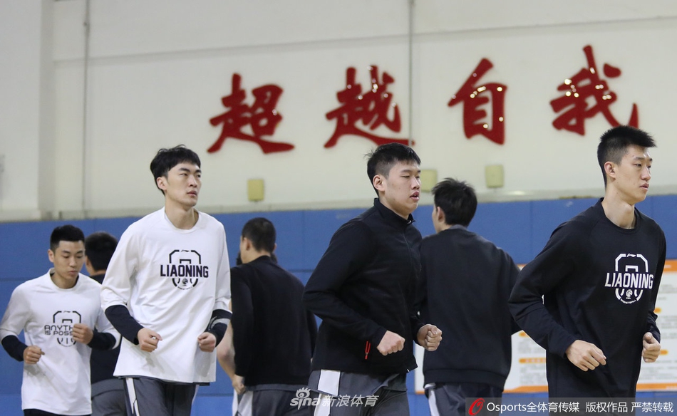 辽篮出早操强化体能训练 郭士强喜笑颜开