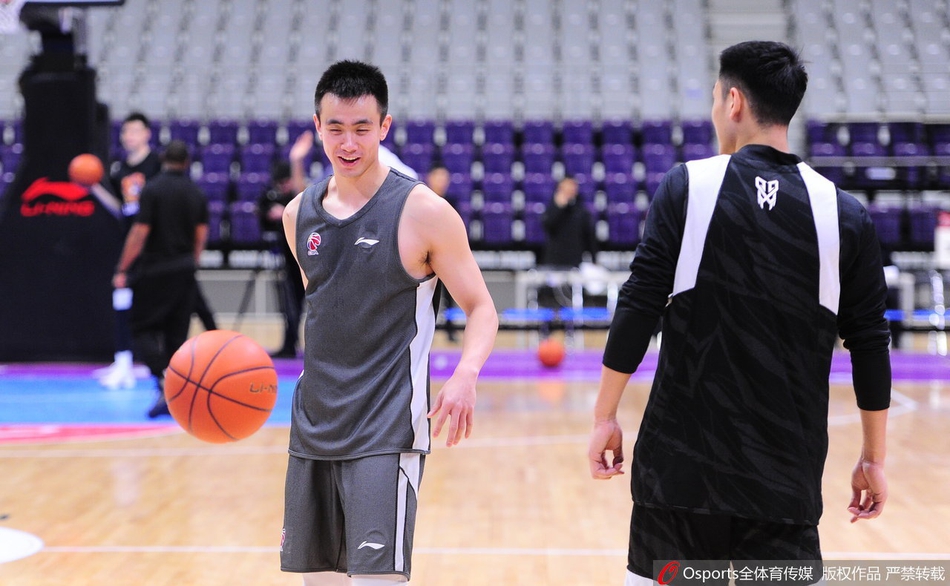 辽宁队赛前训练 郭艾伦自信满满