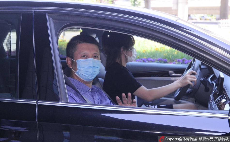 郭士强辞职返回沈阳 家乡球迷机场迎接