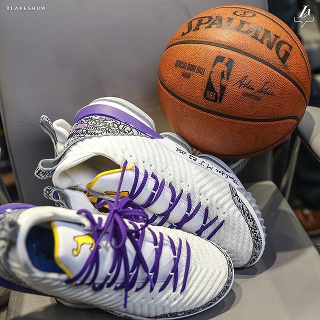 詹姆斯收藏超越乔丹比赛用球 这一时刻让他落泪