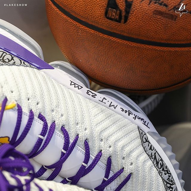 詹姆斯收藏超越乔丹比赛用球 这一时刻让他落泪