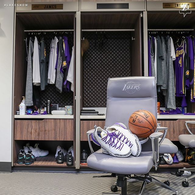 詹姆斯收藏超越乔丹比赛用球 这一时刻让他落泪