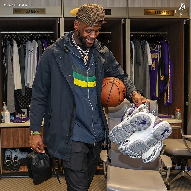 詹姆斯收藏超越乔丹比赛用球 这一时刻让他落泪