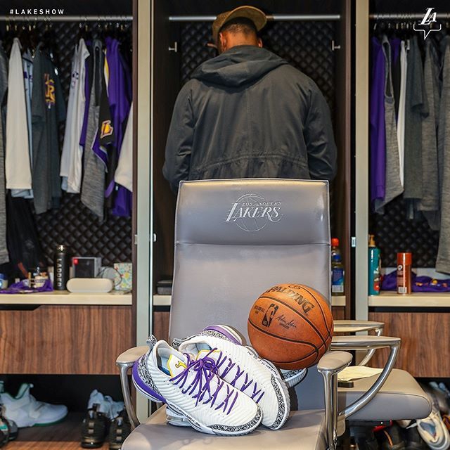 詹姆斯收藏超越乔丹比赛用球 这一时刻让他落泪