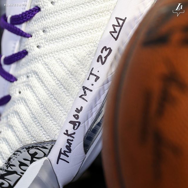 詹姆斯收藏超越乔丹比赛用球 这一时刻让他落泪