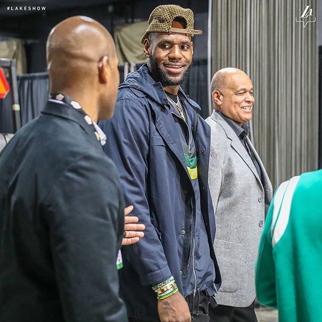 詹姆斯收藏超越乔丹比赛用球 这一时刻让他落泪