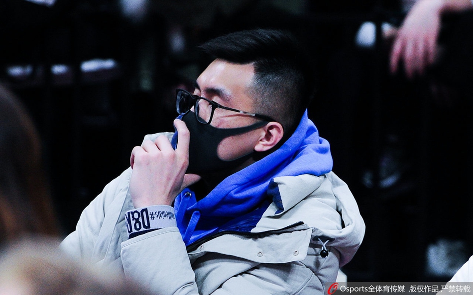 辽粤大战 郭艾伦贺天举现身场边观战