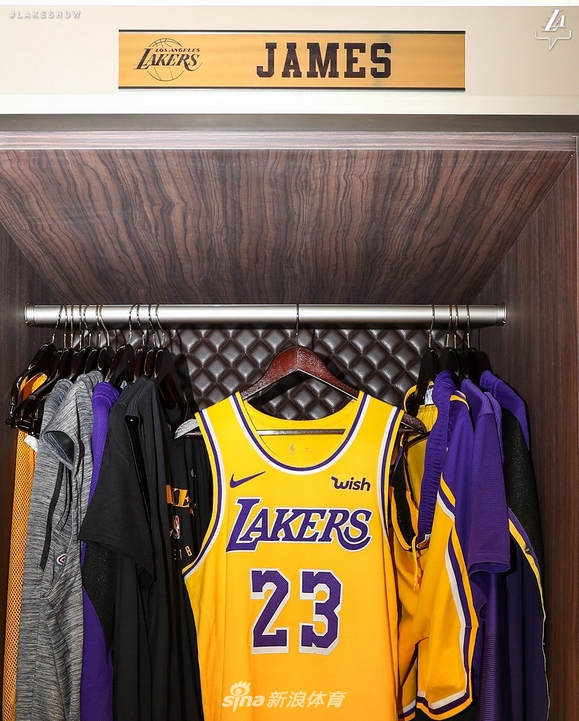 湖人男模队集体亮相!詹姆斯竟然是最低调的
