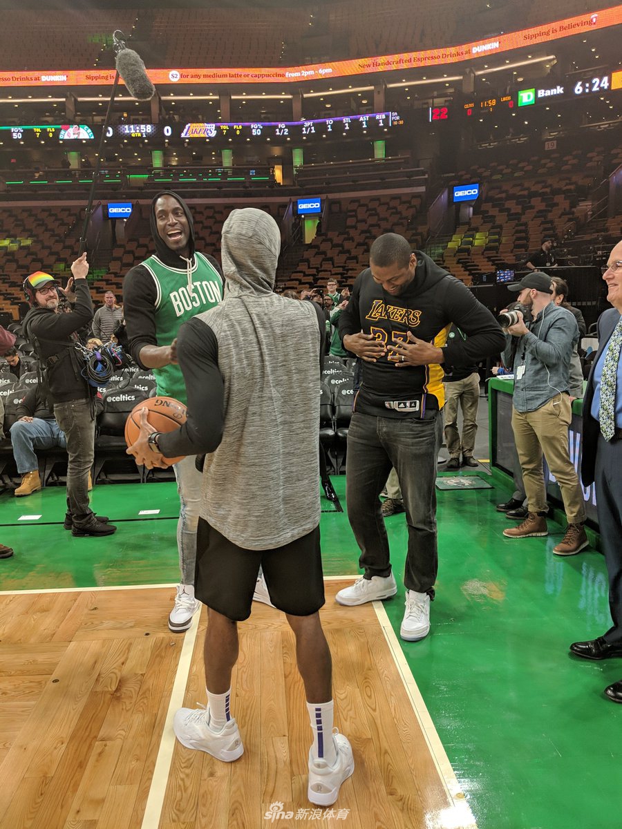 加内特慈世平相约看球 湖凯大战让他俩咧嘴大笑！