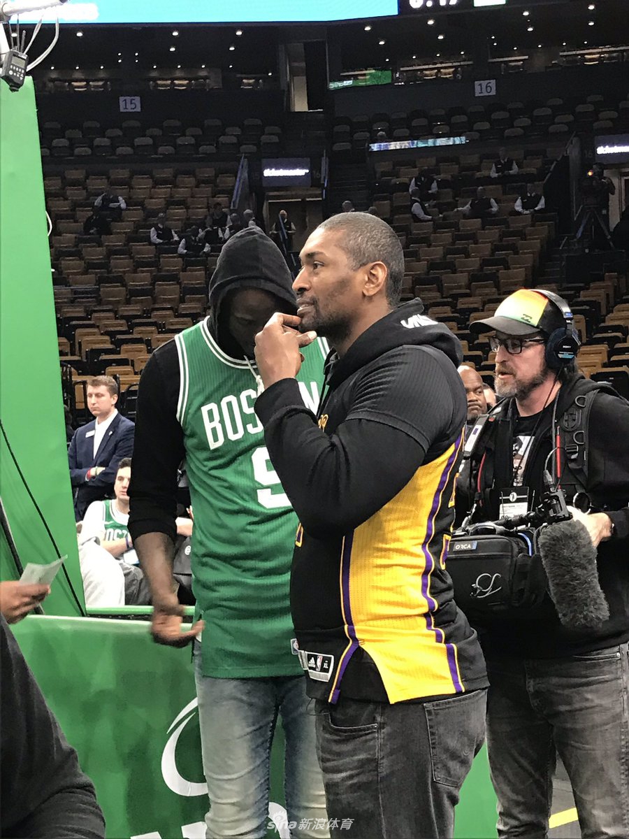 加内特慈世平相约看球 湖凯大战让他俩咧嘴大笑！