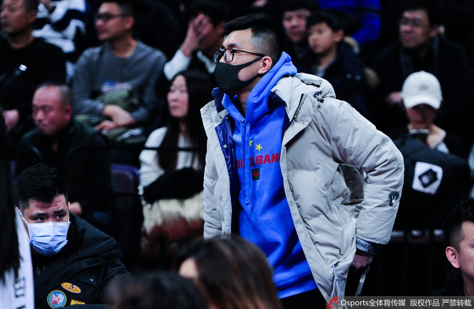 辽粤大战 郭艾伦贺天举现身场边观战