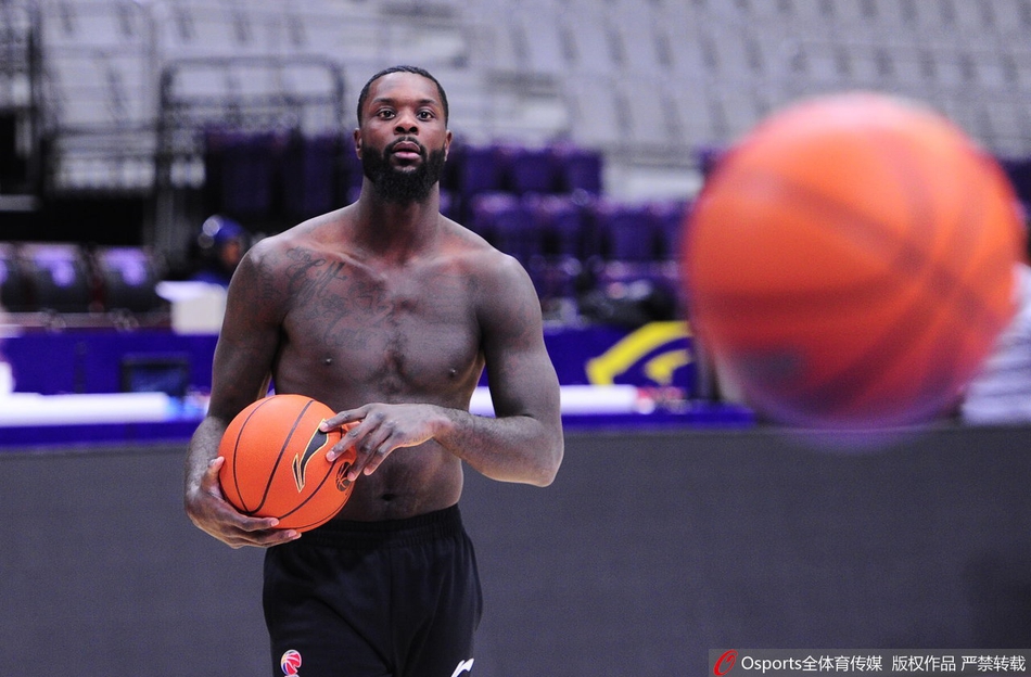 辽宁队赛前训练 郭艾伦自信满满