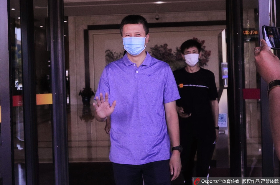 郭士强辞职返回沈阳 家乡球迷机场迎接