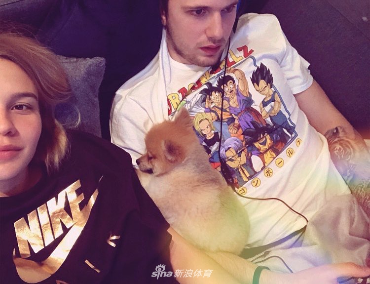 人生赢家东契奇！未来超巨坐拥火辣内衣模特女友