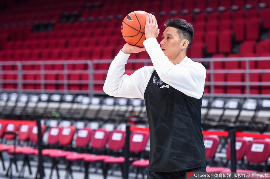 京粤大战:林书豪赛前积极备战