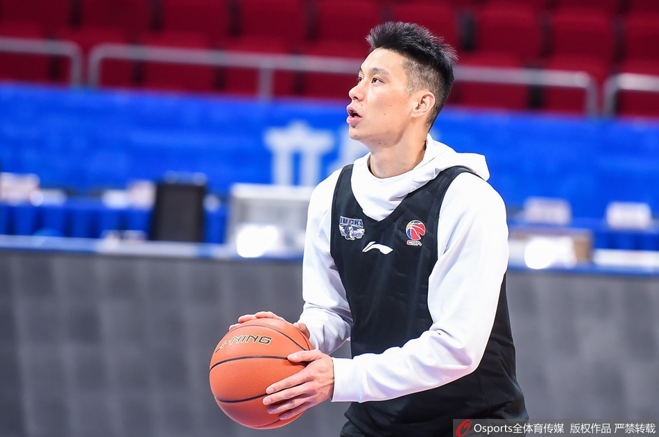 京粤大战:林书豪赛前积极备战