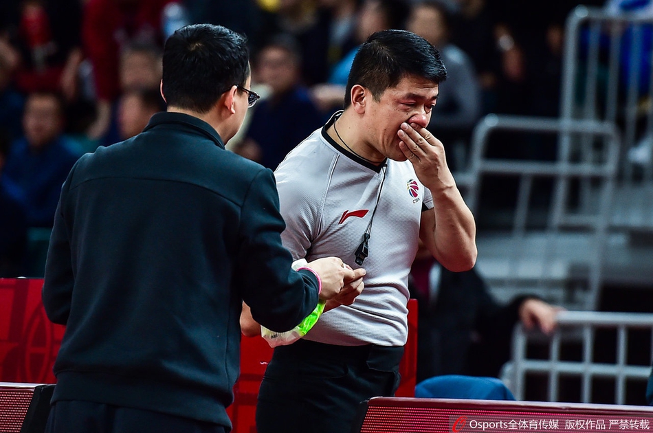 CBA裁判被误伤飙血