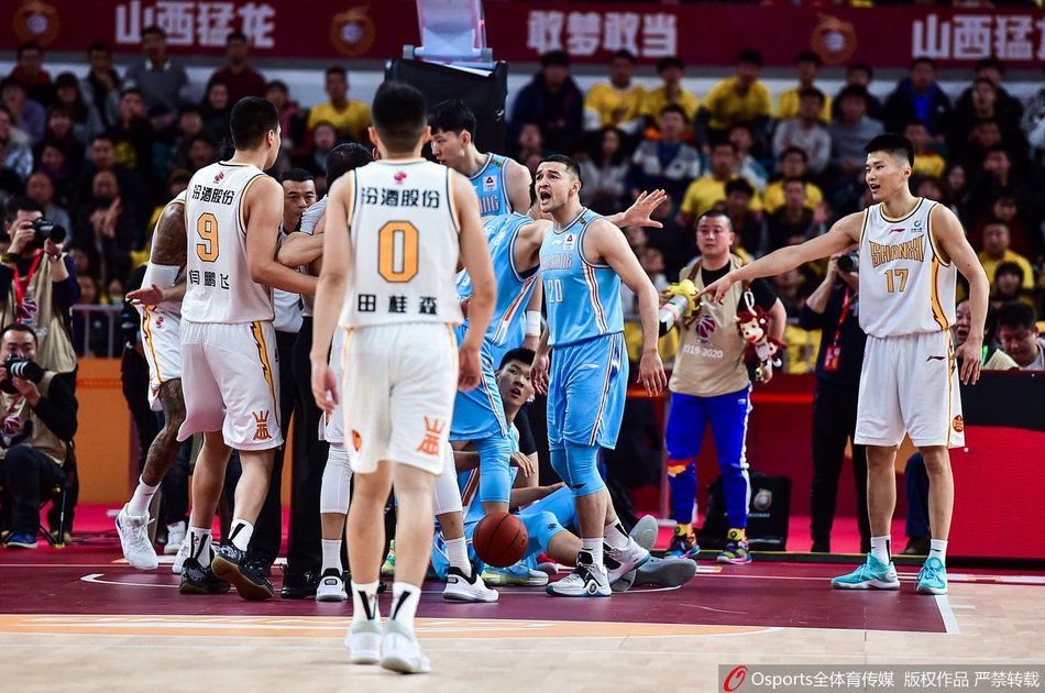 CBA裁判被误伤飙血