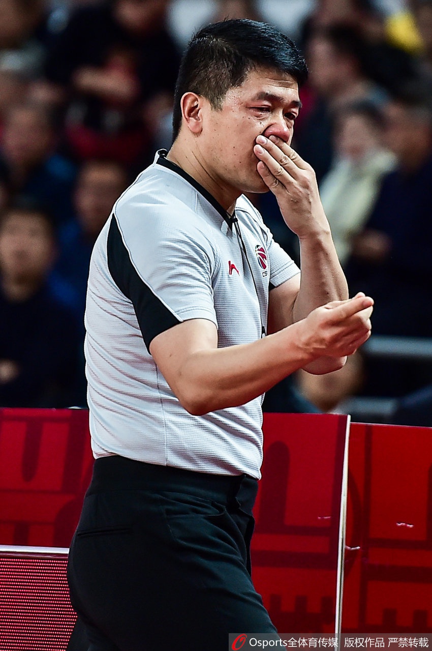 CBA裁判被误伤飙血