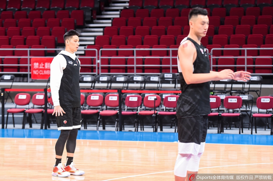 京粤大战:林书豪赛前积极备战