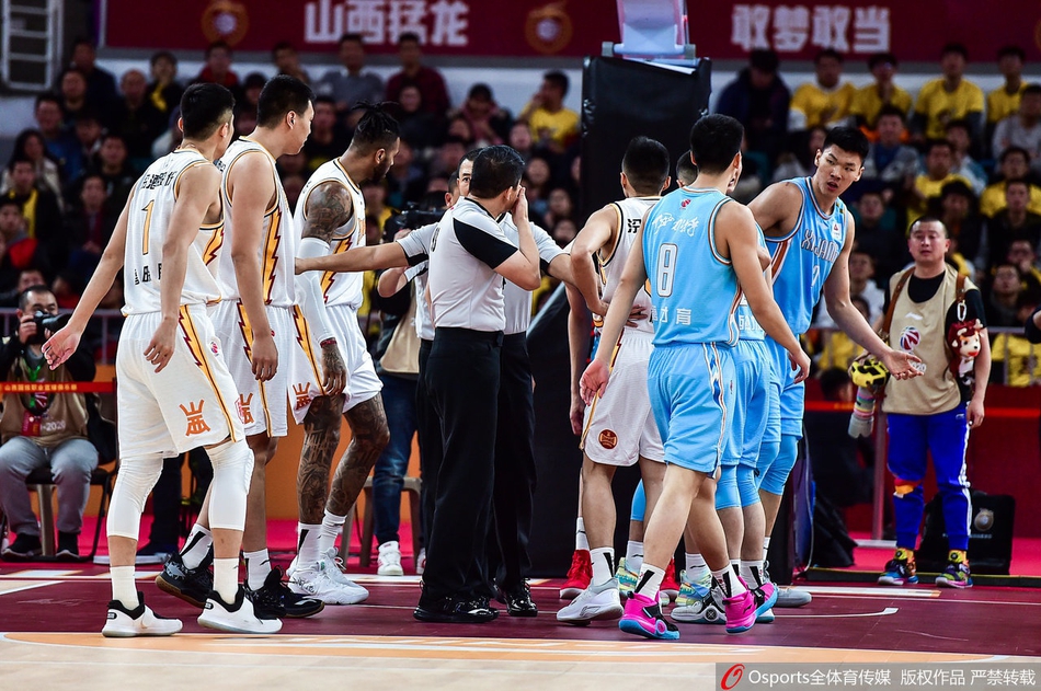 CBA裁判被误伤飙血