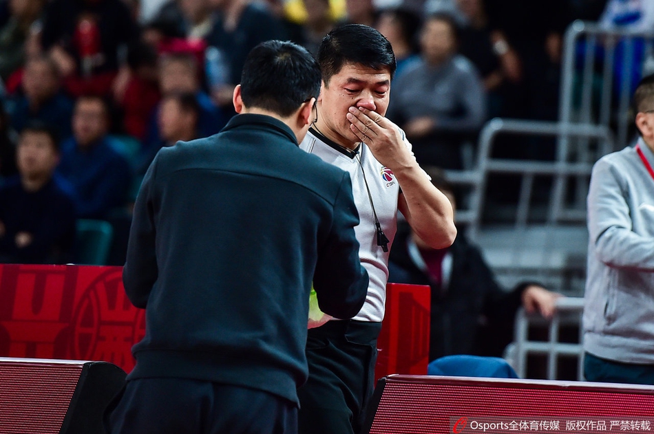 CBA裁判被误伤飙血