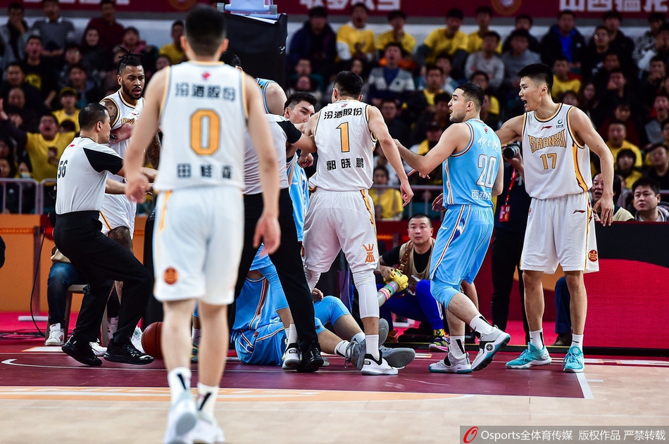 CBA裁判被误伤飙血