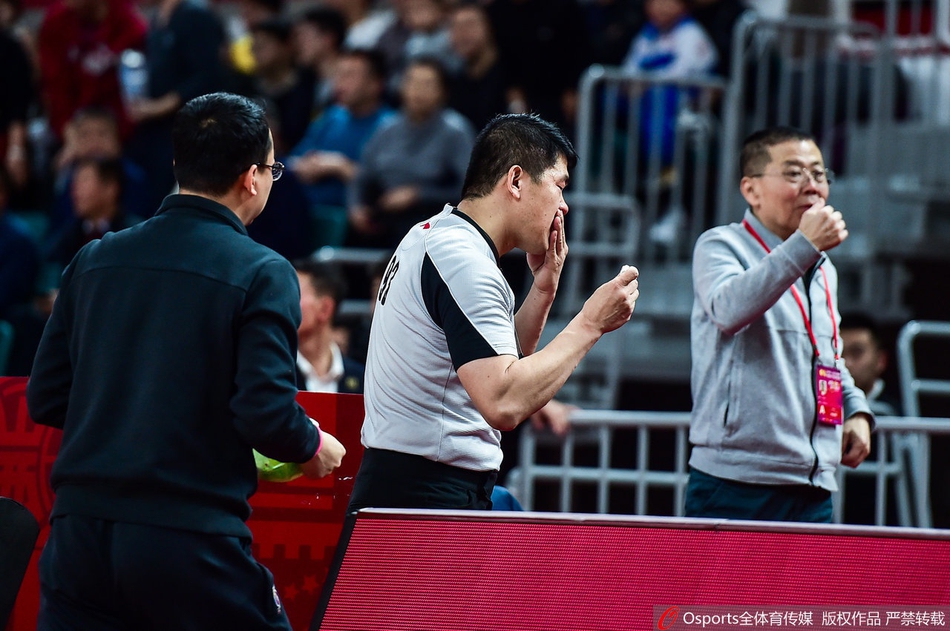 CBA裁判被误伤飙血