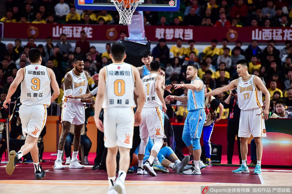 CBA裁判被误伤飙血