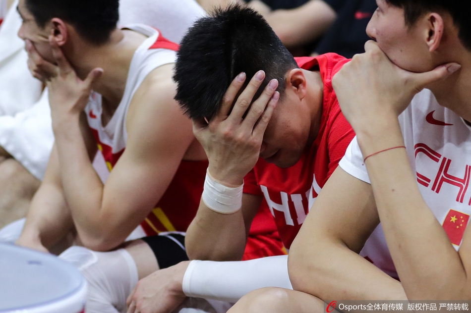 周鹏周琦场边观战中国男篮VS巴西