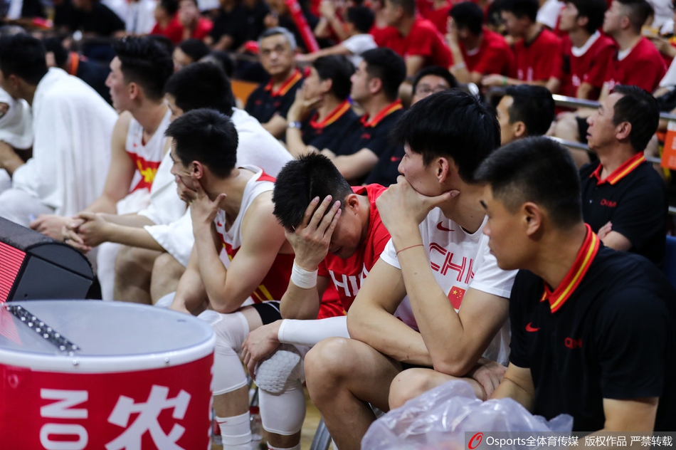 周鹏周琦场边观战中国男篮VS巴西