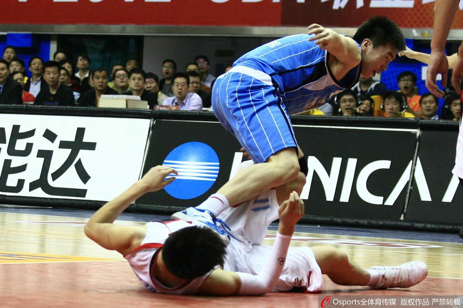 京粤大战:盘点两队历史交手火爆瞬间