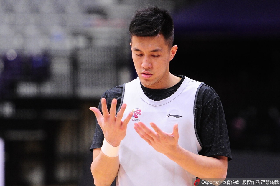 辽宁队赛前训练 郭艾伦自信满满