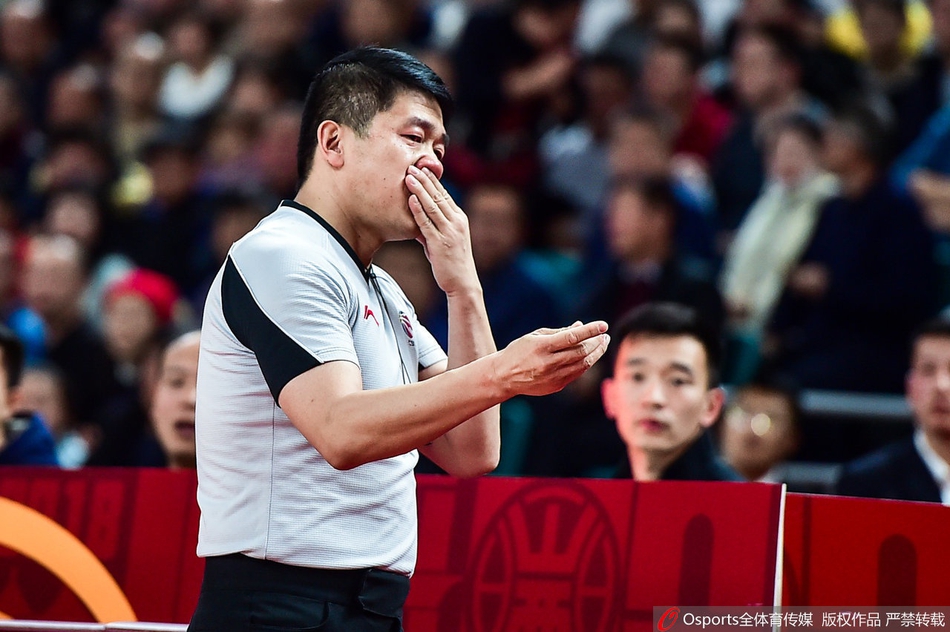 CBA裁判被误伤飙血