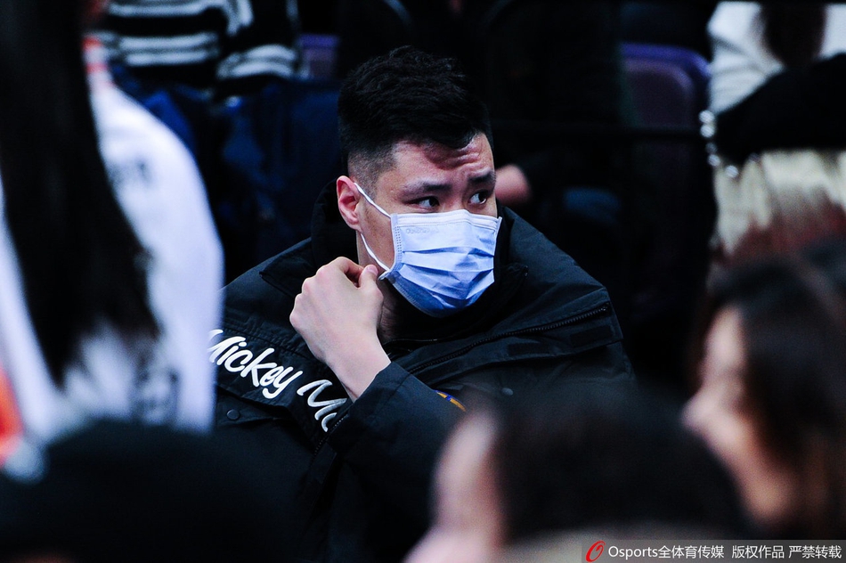 辽粤大战 郭艾伦贺天举现身场边观战