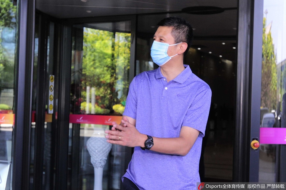 郭士强辞职返回沈阳 家乡球迷机场迎接