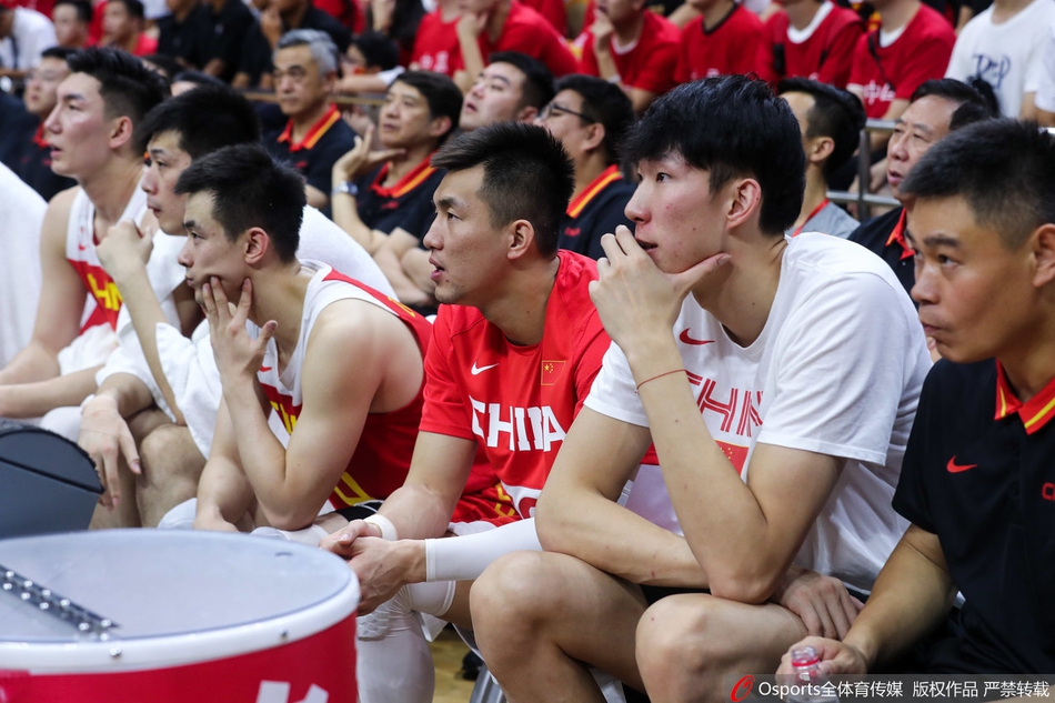 周鹏周琦场边观战中国男篮VS巴西