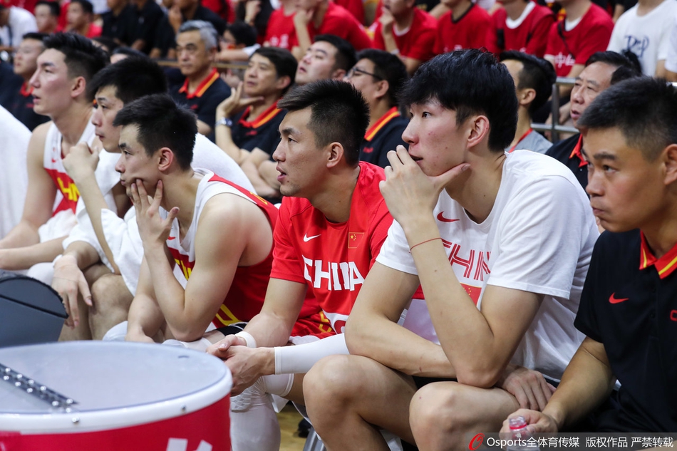 周鹏周琦场边观战中国男篮VS巴西